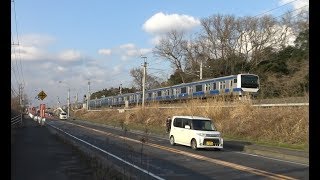 轟音を上げて高速運転撮影スポットの銅像山踏切を走り抜けていく常磐線上りE531系