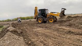 JCB 4CX İLE ÇAMURDA BATAKLIKTA KALAN ÇİFT ÇEKER KAMYONLARA YOL YAPMA | FIX THE MUDDY ROAD WITH JCB