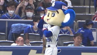 電話しているファンをマネして電話で誰かと話しているドアラ (2022/05/06)