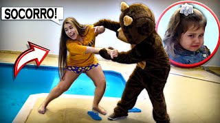 O URSO GIGANTE FICOU MUITO BRAVO E ME EMPURROU NA PISCINA!!