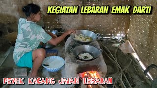 EMAK DARTI BIKIN PEYEK KACANG UNTUK JAJAN LEBARAN