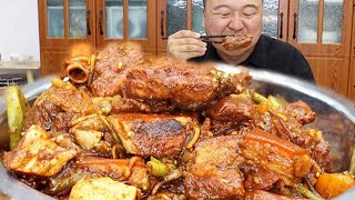 A Qiang made 10 pounds of pork ribs stewed with beans, with a fragrant sauce