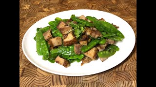 [燒肉炒荷蘭豆]-燒腩肉皮松脆，肉野味，有汁，荷蘭豆翠綠爽口，兩者搭配是完美的組合。簡單，方便，更顯得美味可口，是一款家庭老少咸宜美味菜式，掌握燒肉制作可帶來日常三餐多姿多彩的菜式。