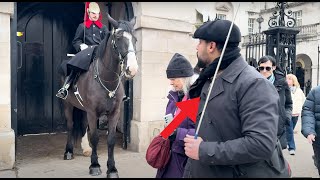 🏴󠁧󠁢󠁥󠁮󠁧󠁿 Tour Guide Scolded by King’s Guard for Trespassing the White Box.