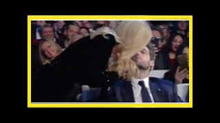 Michelle Hunziker seduce Sanremo e il marito Tomaso Trussardi in prima fila. Guarda il video