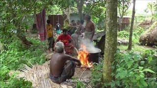 印度小学生午餐，孩子席地而坐手抓饭吃，网友 中国孩子真幸福