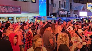 4-QUEENS PATIO BAR - FREMONT STREET PARTY🍻