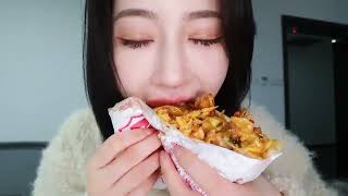 蹭车去吃香酥鸡柳臭豆腐烧饼，好香！我们下次天晴再去吃一次吧！