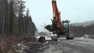 Hitachi Zaxls 250 lc make new slopes to the trench