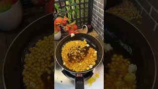 Teach you a huge and delicious cinema popcorn popcorn in 30 seconds. Simple way to make popcorn.