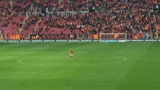 Wesley Sneijder leads Galatasaray fans in amazing celebration