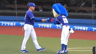 2019.06.14 千葉ロッテのメンバー表を与田監督から受け取るドアラ