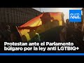 Miles de manifestantes protestan ante el Parlamento búlgaro por la ley anti LGTBIQ+ en escuelas