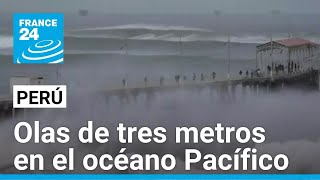 Perú y Ecuador cierran playas y puertos por olas de hasta tres metros