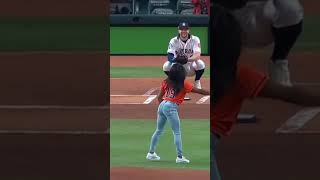 No one could throw out the first pitch like Simone Biles 👏🥇 #Shorts