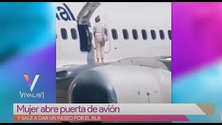 Mujer abre puerta de avión y la corren | Vivalavi