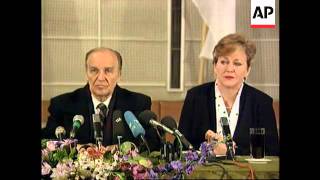 BOSNIA :PRESIDENT IZETBEGOVIC BOSNIAN PRESS CONFERENCE