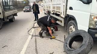 Aşırı yük hattı lastikleri parçalanan Mitsubishi kamyonet fena şekilde yolda kalmış