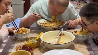 mukbang hakiki哨子面就喜歡老婆做的#拒絕浪費光盤行動 #幸福一家人 #家庭趣事