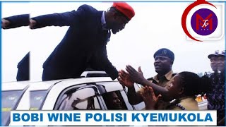 Police Ekubye Akakebe Ka Tear Gas Mu Motoka Ya BobiWine  Nga Ava  Kuziika