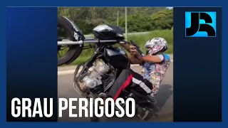 Jovens arriscam as próprias vidas com manobras perigosas de moto em vias movimentadas