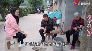 叔叔教农村小妹，怎么安装锄头，挖土更好用