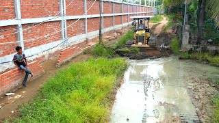 Start Project!!! Bulldozer D20P & Truck Good cooperation in filling the flooded area in the village