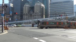 旧梅田貨物駅前の踏切を通過する、323系回送