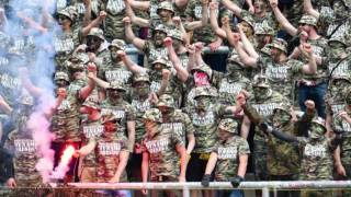 Dynamo Dresden und der Karlsruher SC: Dynamo-Fans im Militär-Look liefern sich Krawalle mit Polizei