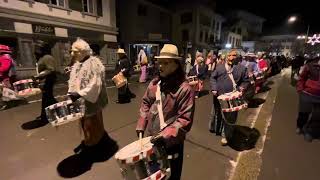 UBERSITZ 2024 - Trychelzug wendet auf der Bahnhofstrasse z`Meiringen