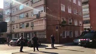 Los Mossos acordonan el edificio donde residía el atacante abatido