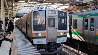 国鉄211系3000番台ﾀｶA36編成(幕車・霜取パンダグラフ搭載)が流しノッチをしながら高崎駅5番線を発車するシーン(527M) 2022.12.10