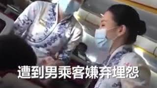 飞往上海的航班上，一年轻妈妈怀中的幼童哭闹不止，遭到一男乘客嫌弃埋怨。女子当即愤怒回击称：有本事你下去，还坐什么飞机。男子则回应：你跳下去啊，你换个位置