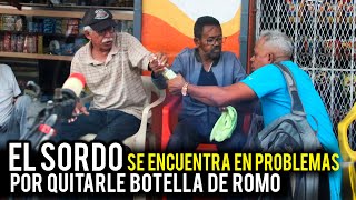 EL SORDO SE ENCUENTRA EN PROBLEMAS POR TRATAR DE QUITAR BOTELLA DE ROMO