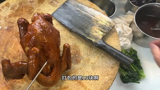 来了两份饭，酱油鸡一份打包的，叉烧拼手撕鸡外卖的