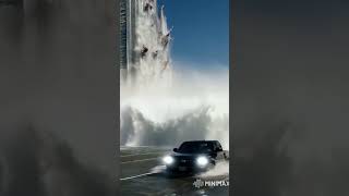 Crie um tsunami com onda gigante invadindo a rua de uma de uma cidade e cobrindo prédios