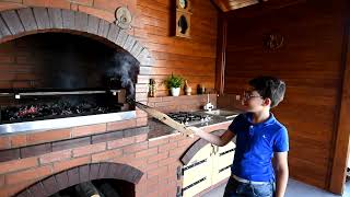 Secventă din clipul: "La un grătar în deplasare, cu familia Dragomir"