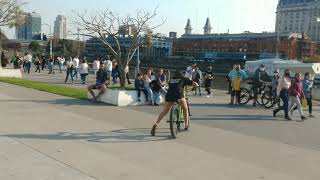 Práctica de Stunt Bike en Puerto Madero.