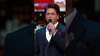 #FilmfareThrowbackSeries: #ShahRukhKhan being his charming self at the #FilmfareAwards. 😂💯
