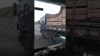 scania p320 sentido Piracicaba na carrada de madeira lonada chama pai