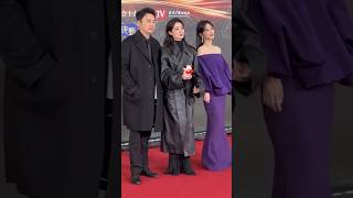 楊紫微博之夜紅毯，紫色裙子和耳墜很美Yang Zi's Weibo night red carpet, purple skirt and earrings are very beautiful#明星