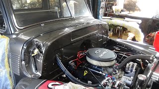 1953　Chevrolet　truck　3100　エンジンスタート準備、燃料が漏れてるので・・・(-_-)