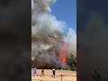 helicóptero apaga incendio forestal