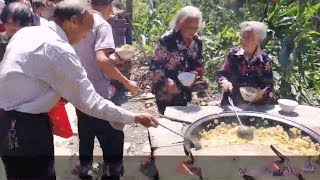 這位老太太可真行，94歲高齡了還能吃這麼多東西，厲害吧？【盧保貴視覺影像】