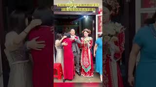 婚禮當天丈母娘抱著女婿哭，搞得女婿有點尷尬，網民：不是應該抱著女兒哭嗎？