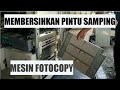 Membersihkan Pintu Samping Mesin Fotocopy Yang Kotor/Berdebu