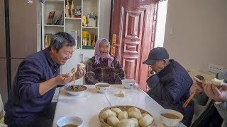 泥土哥40多年首次蒸馒头，二猪奶奶给他大惊喜，夸的老白好开心