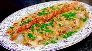 During the New Year’s Eve, there are guests in the family, learning how to cook a dish of vermicelli