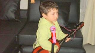 bebe guitarrista y su nueva guitarra