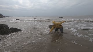 赶海发现浪里黑影，小妹不顾危险跳海去捞，什么“宝贝”这么诱人